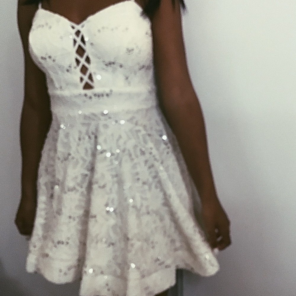 beautiful white prom dress! 👗